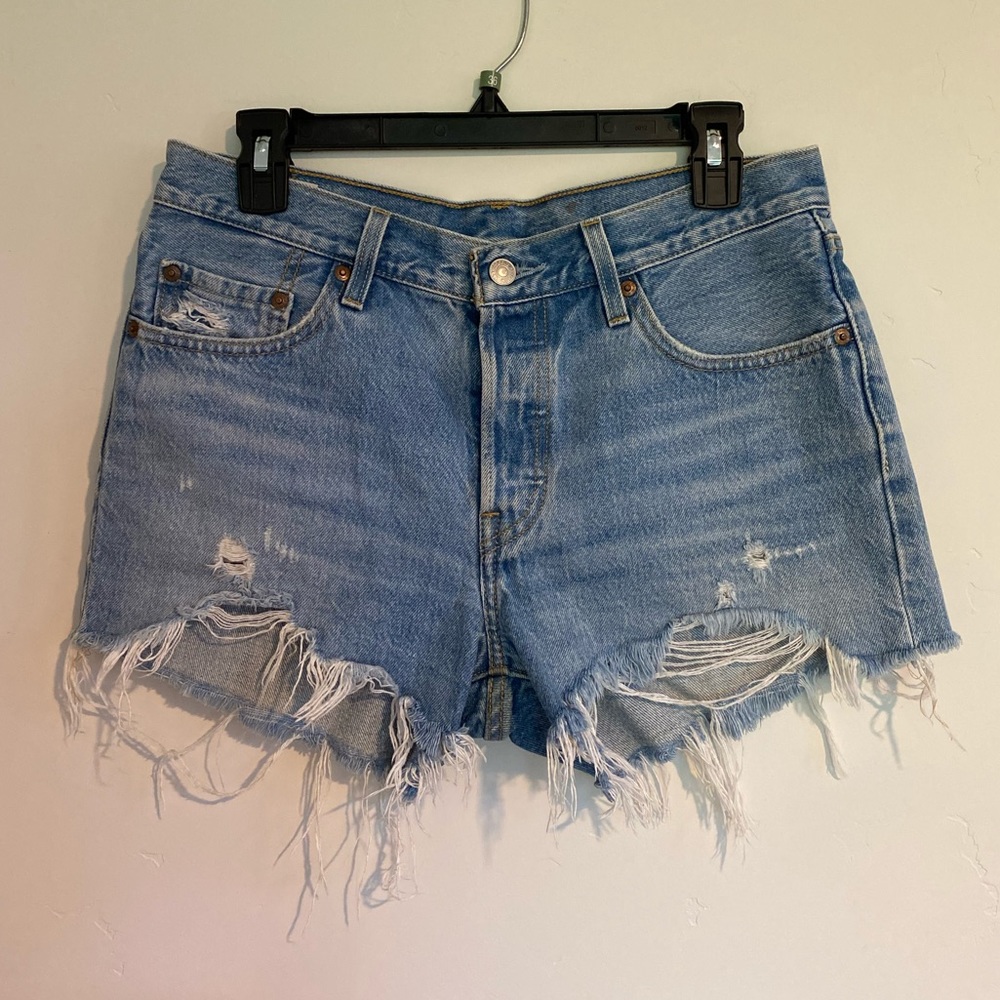 Levi’s 501 light wash shorts size 28